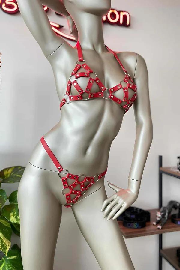Kırmızı vegan deri harness sütyen takım gümüş O-halkalı ve perçinli geometrik kafes yapısı