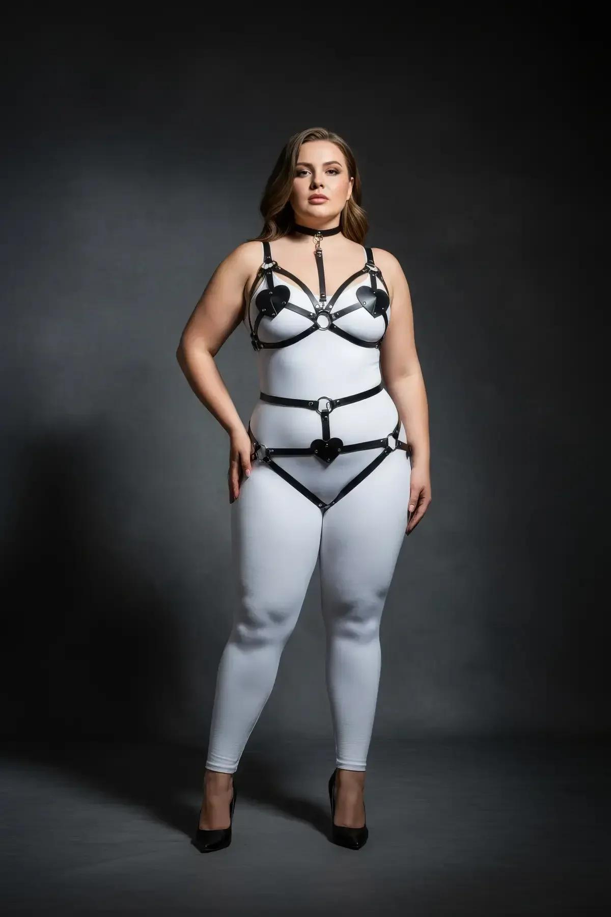 siyah harness takım tişört üzerine kombini beyaz pantolon ile tam vücut görünüm
