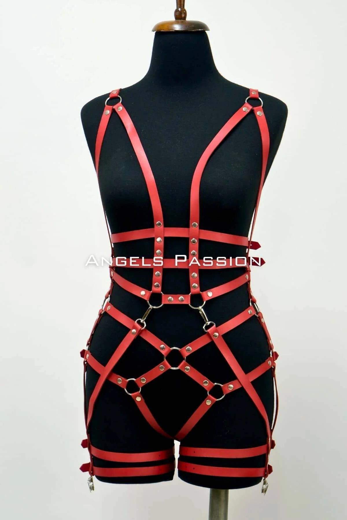 Deri body harness kırmızı renk, çapraz ve yatay bantlı tam vücut kaplama tasarım