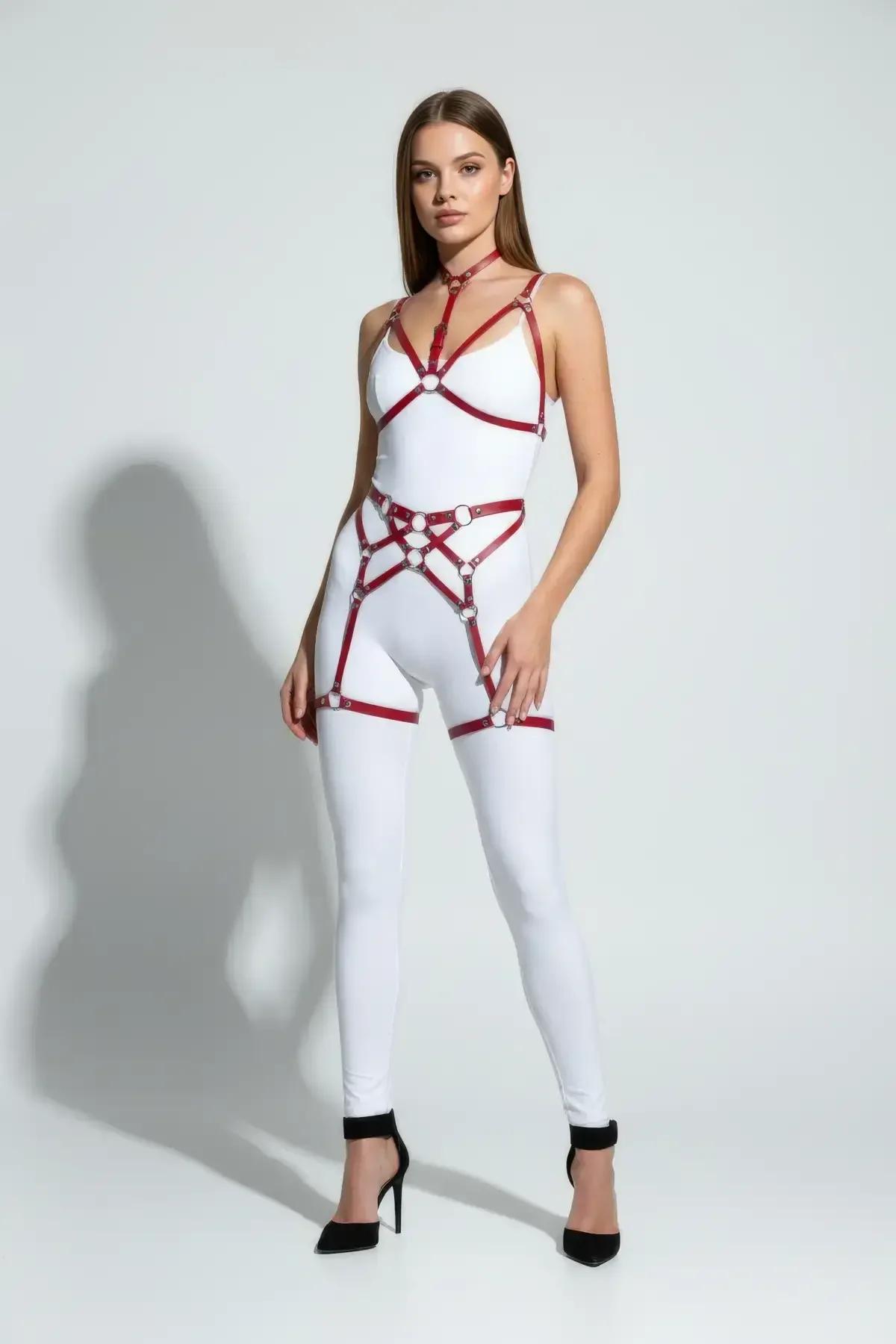 Jartiyer harness uyluk bandı kırmızı vegan deri şerit ve metal toka kapama detayı