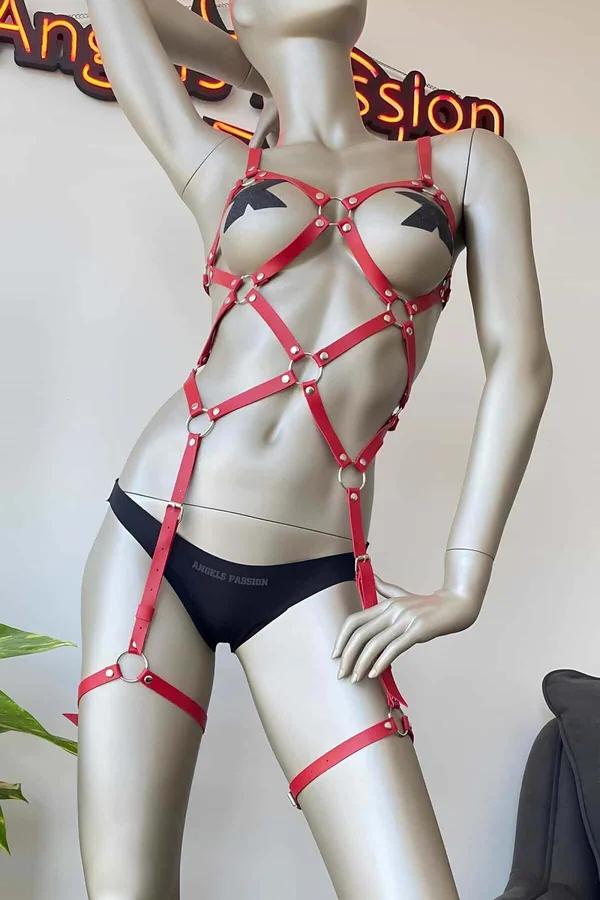 kırmızı vegan deri vücut harness gümüş O-halkalar göğüs bel bacak bantlı kafes tasarım manken üzerinde