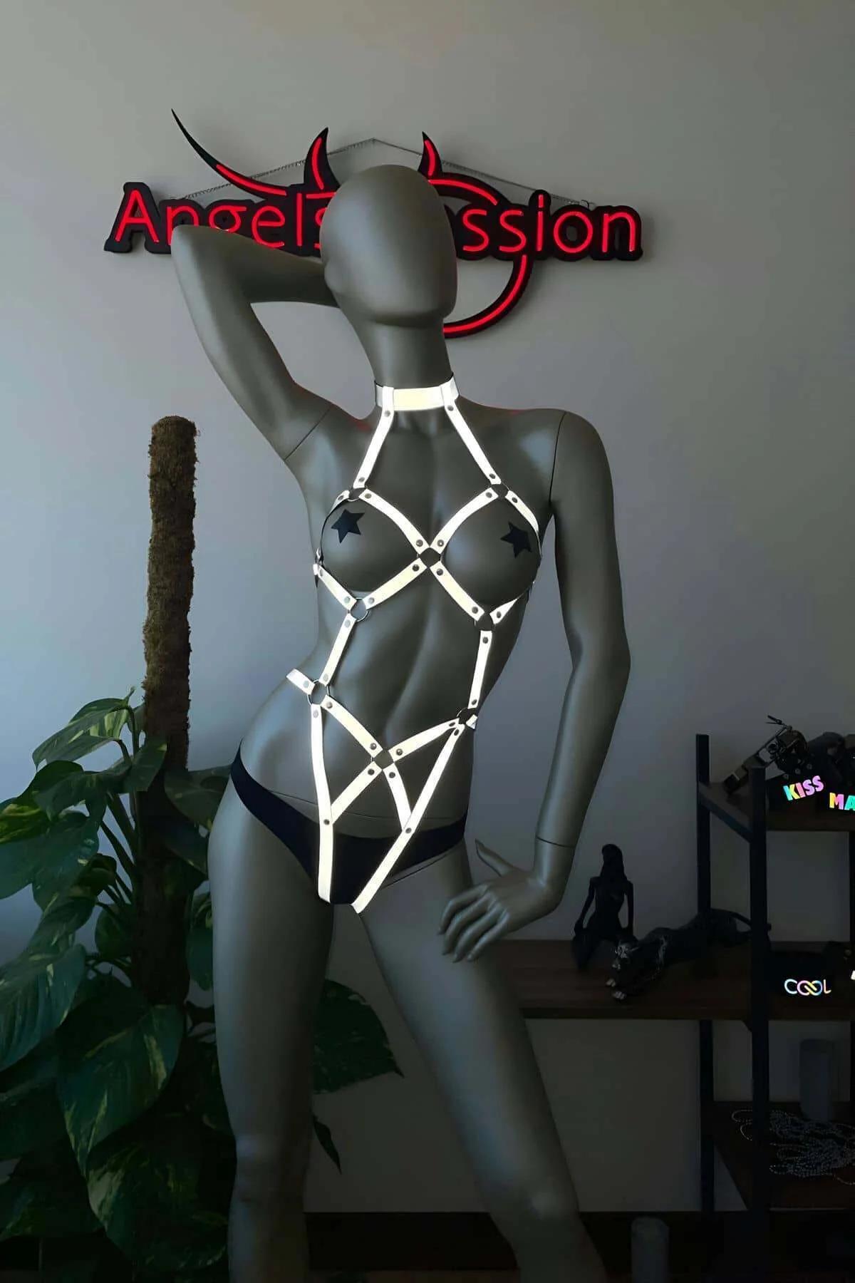 Reflektörlü body harness beyaz bantlı tam vücut dansçı aksesuarı gümüş toka detayı