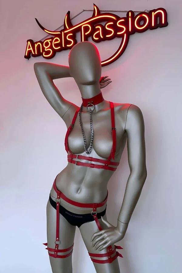 kırmızı suni deri harness jartiyer takımı gümüş zincir tasma ve O-ring donanımlı dört parçalı set manken üzerinde
