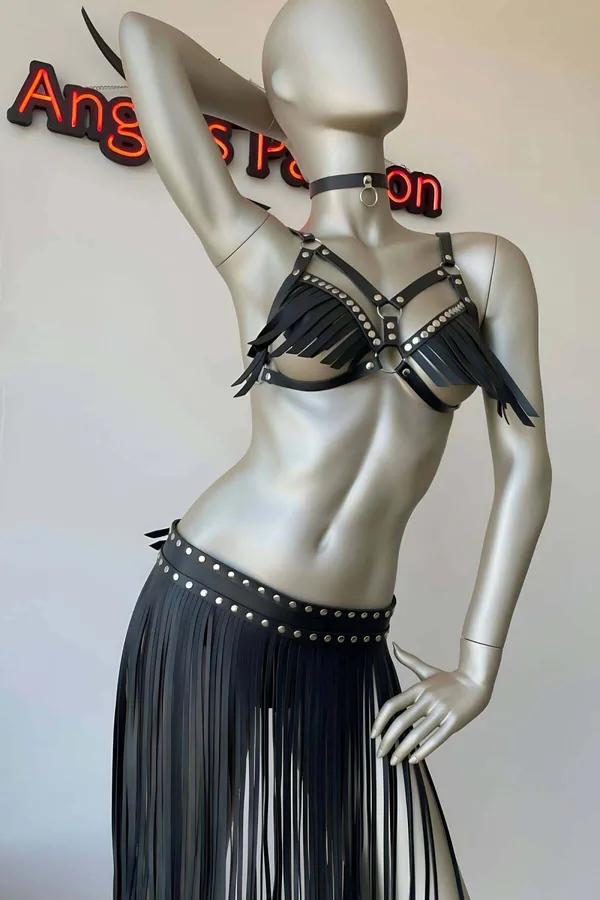 siyah vegan deri püsküllü harness sütyen ve saçaklı etek takım, metal O-ring ve gümüş perçin detaylı
