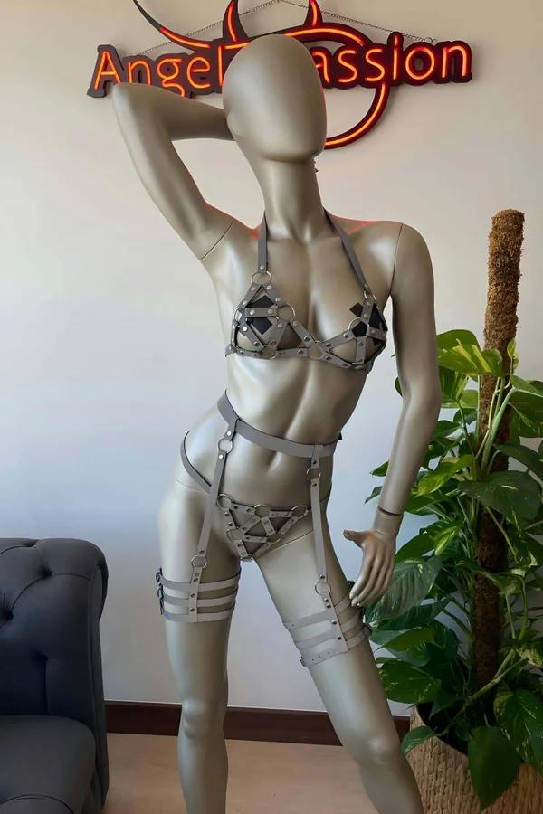 beyaz reflektörlü harness takım karanlıkta parlayan üçgen motifli bralet kalça bandı ve uyluk jartiyeri seti