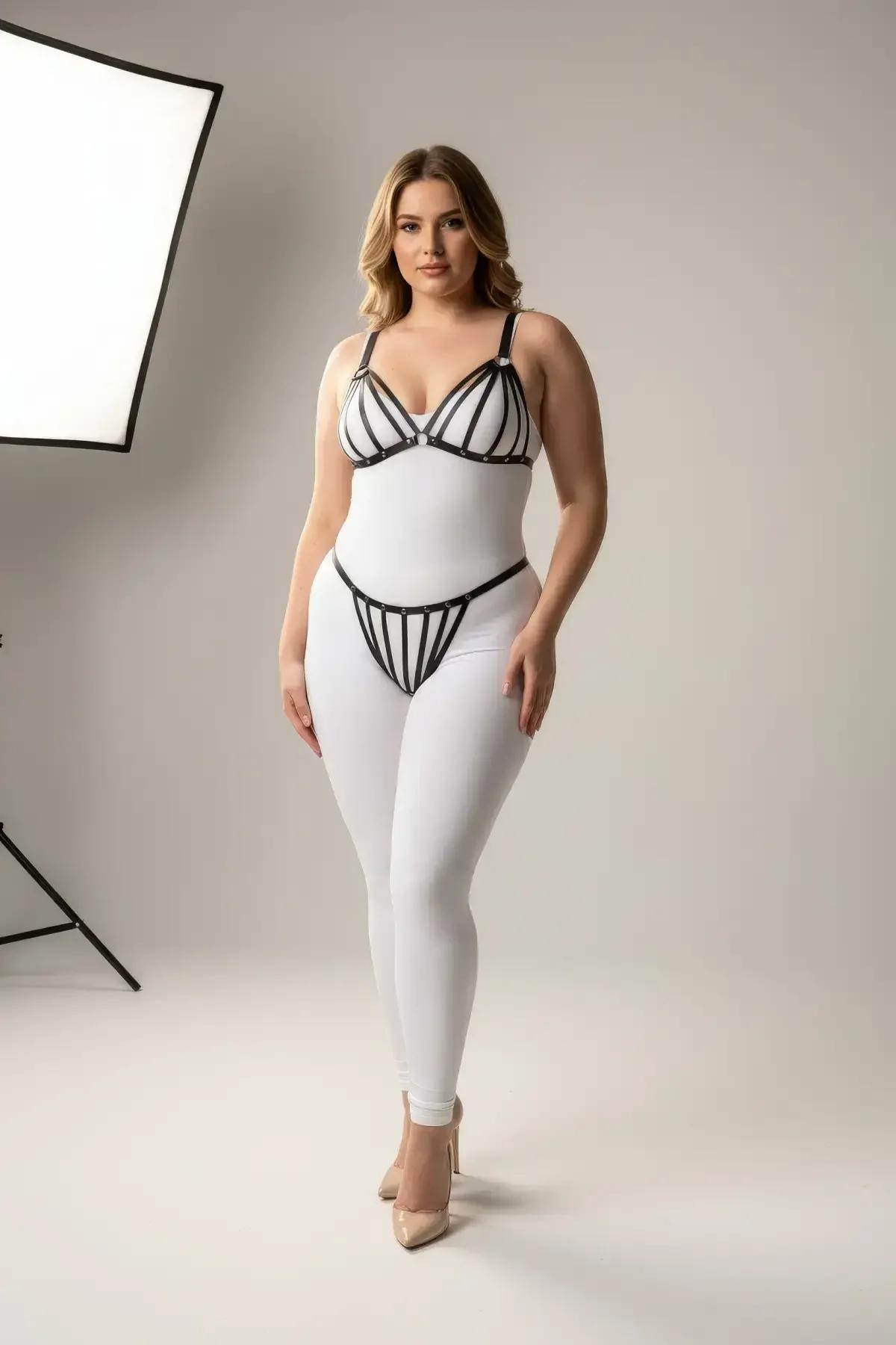 siyah elastik kafes harness göğüs parçası dikey bantlar ve gümüş halka ön görünüm
