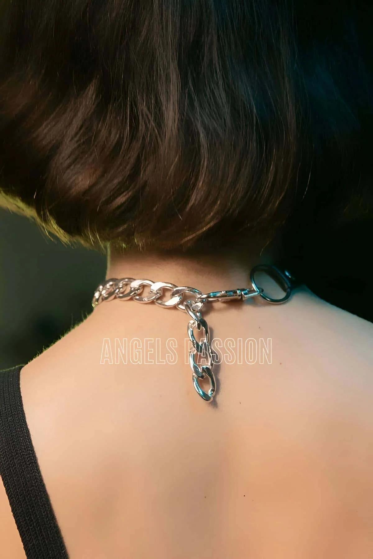 siyah deri choker sol bant bölümü metal toka detayı yakın çekim