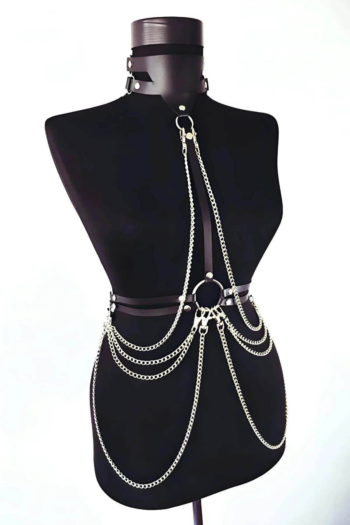 siyah vegan deri choker kayış ve O-ring bağlantısı yakın plan harness detayı