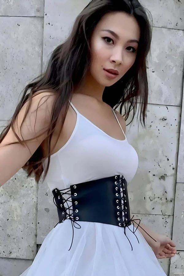 siyah suni deri bağcıklı korse kemer gümüş metal işlikli geniş bel kemeri beyaz elbise üzerinde
