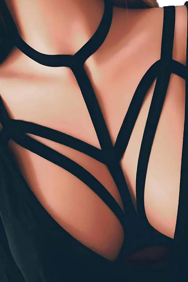 siyah lastik göğüs harness geometrik çok katmanlı bant deseni Y yapısı yakın çekim