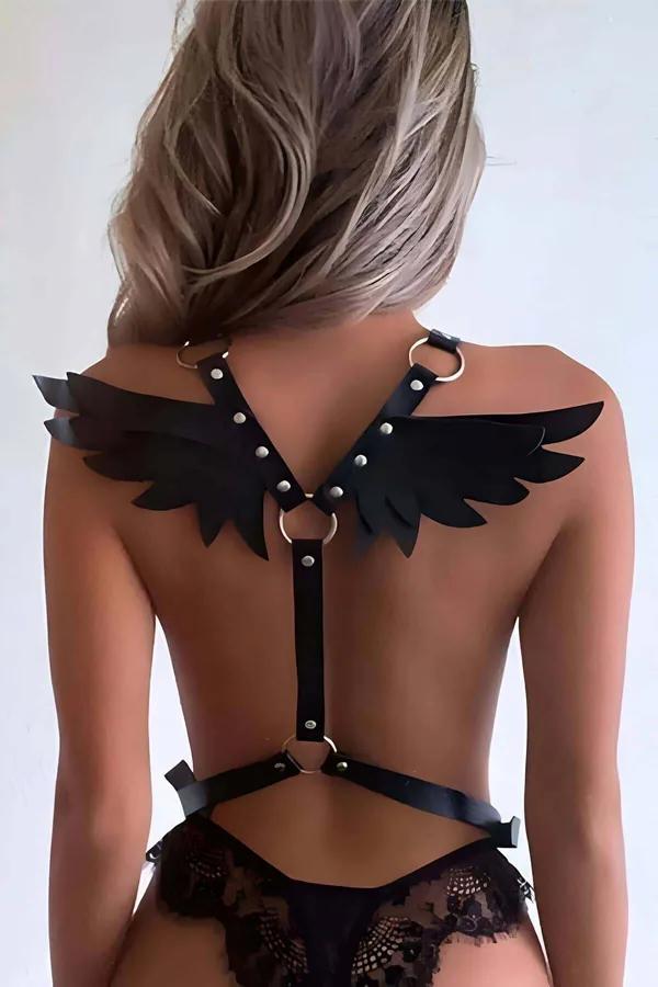Siyah vegan deri kanatlı sırt harness, omuzlarda çok katmanlı tüy formlu paneller ve altın O-ring detayı