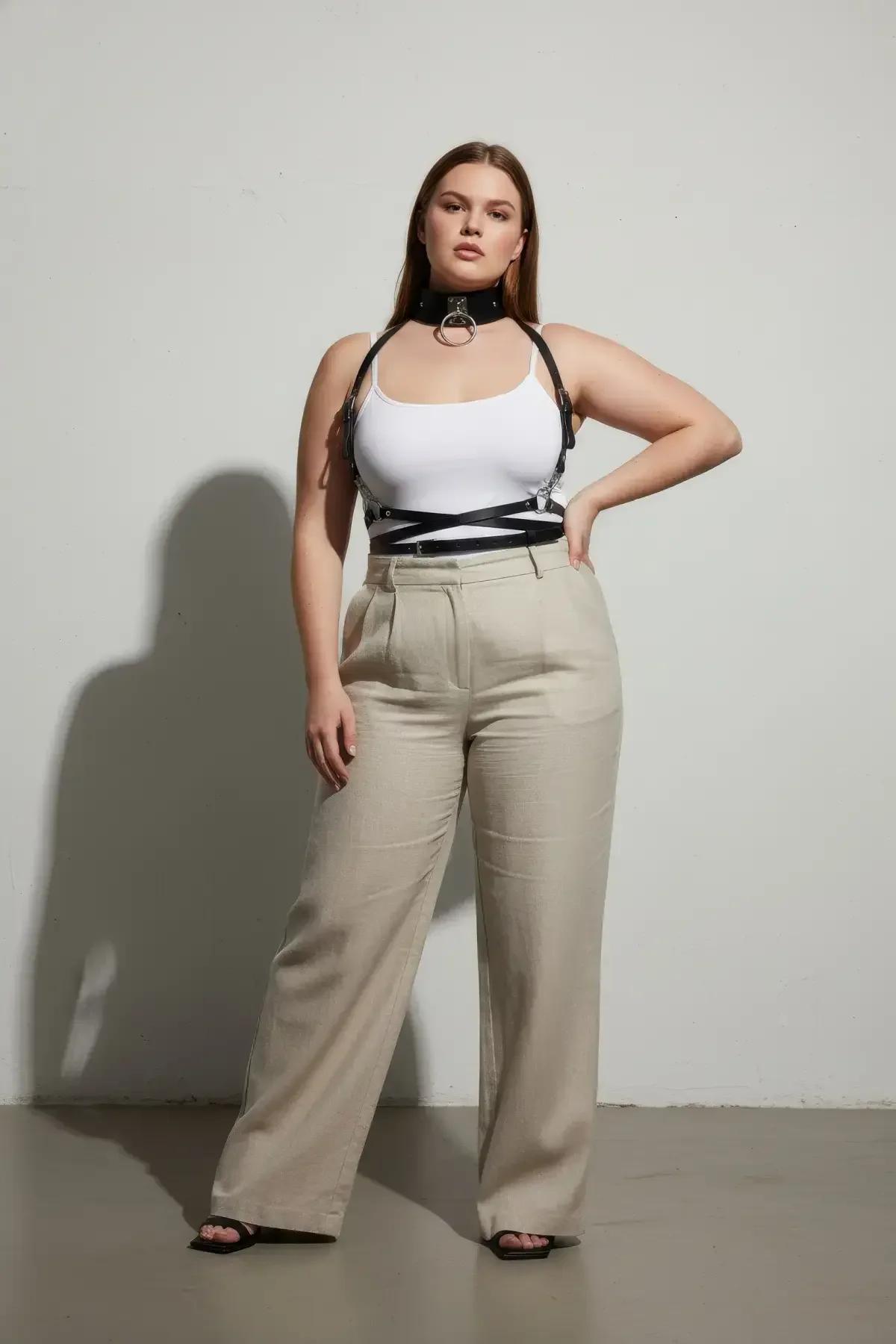 siyah vegan deri harness beyaz bluz üzeri kombin günlük kullanım