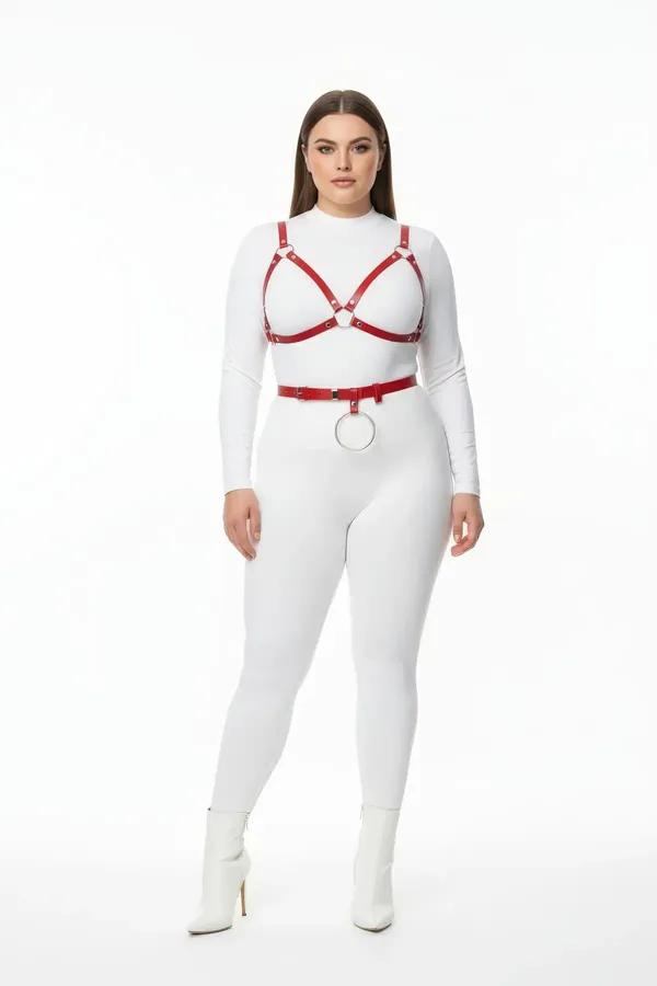Kırmızı vegan deri harness sütyen ve O-halkalı bel kemeri takım, büyük beden model üzerinde gümüş metal toka detaylı