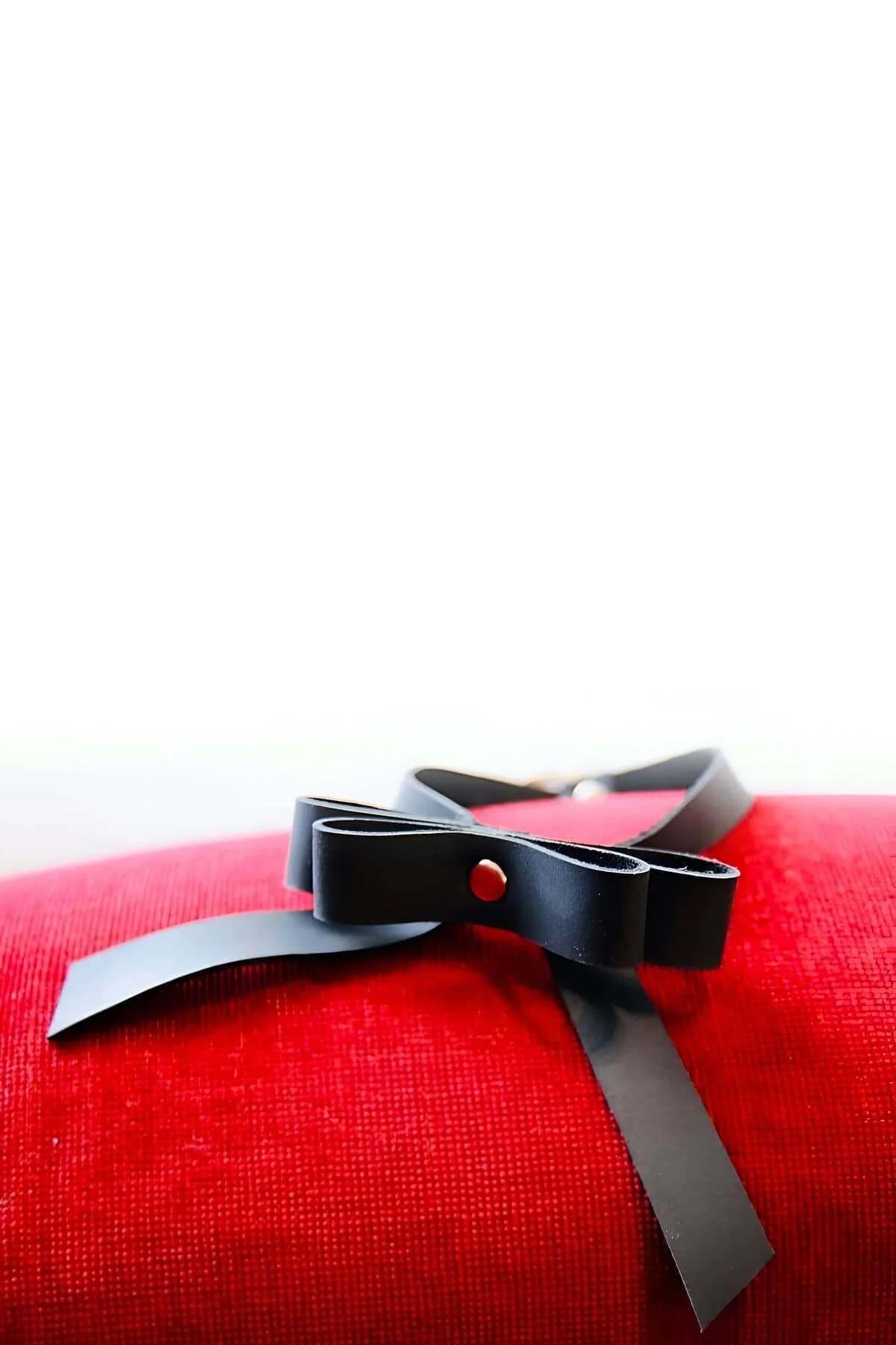 mat siyah deri choker on fiyonk detayi yakindan goruntü boyun üzerinde