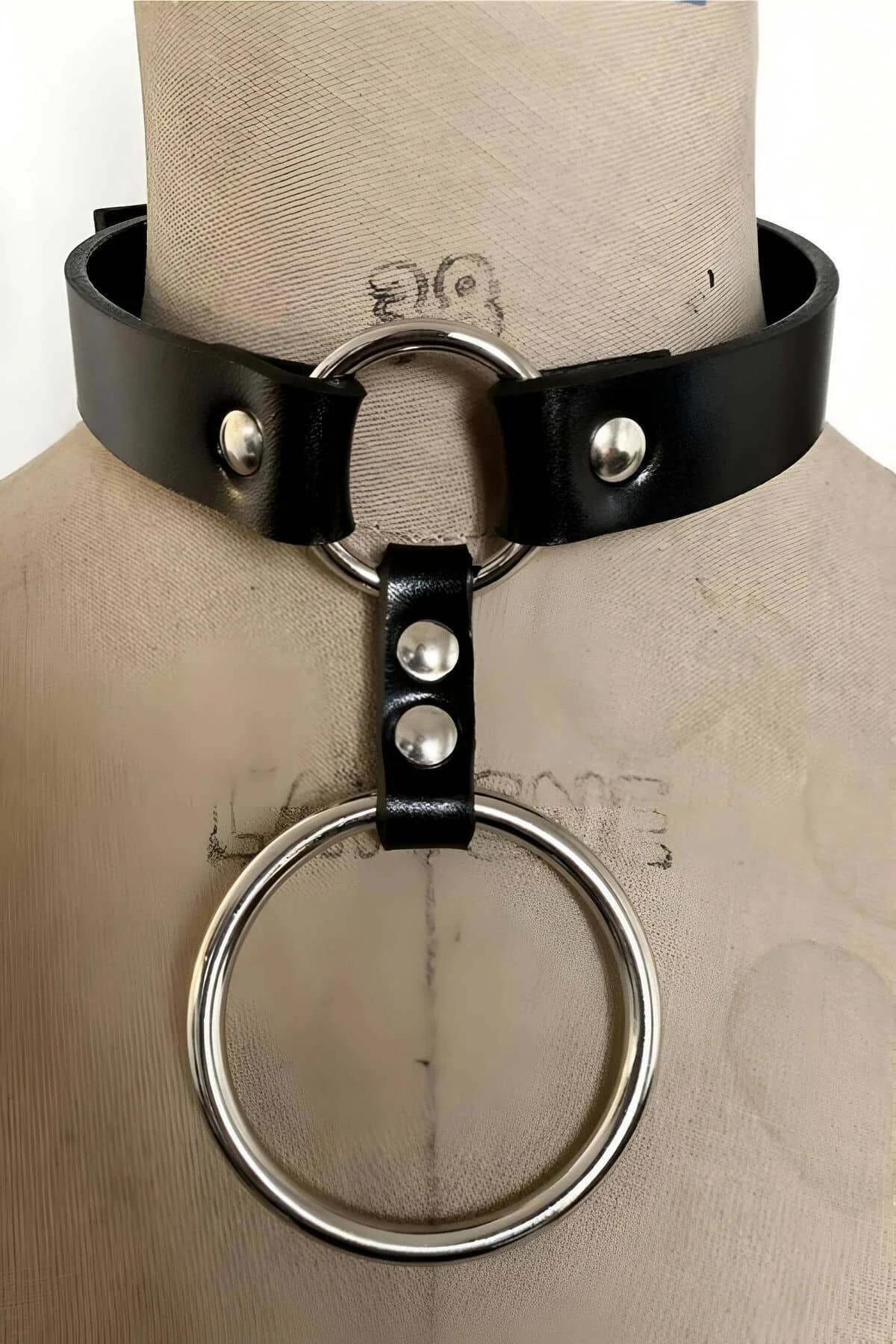 siyah PU deri choker bant yakın plan gümüş perçin ve toka detayı