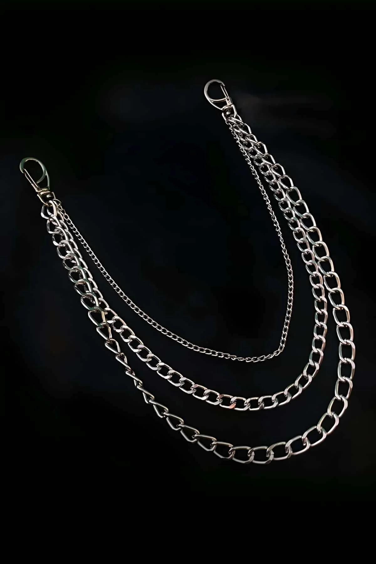 üç katlı gümüş choker zincir yakın çekim curb halka ve ince zincir katmanları