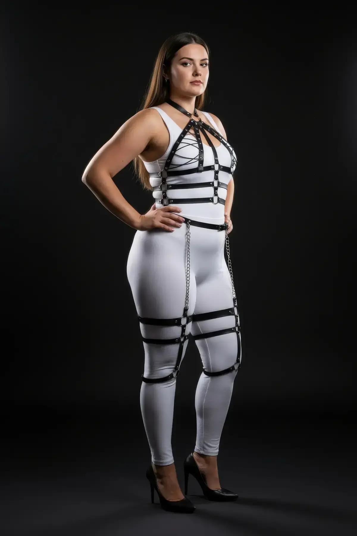 gümüş metal zincir bel bandından bacağa uzanan siyah harness takım yan görünüm
