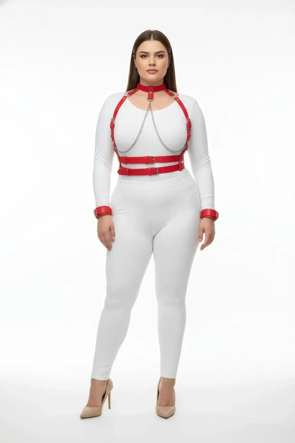 Kırmızı PU deri harness göğüs çerçevesi gümüş toka ve zincir ön görünüm