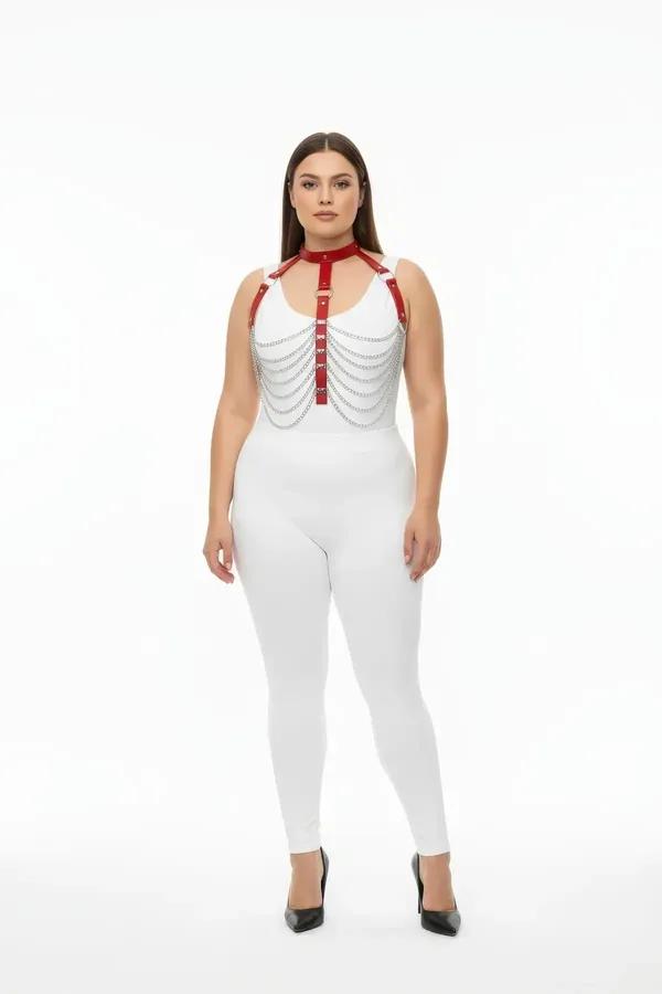 Büyük beden kırmızı vegan deri harness, göğüs üzerinde çoklu sarkıt gümüş zincir, choker boyunluk ve ön metal toka