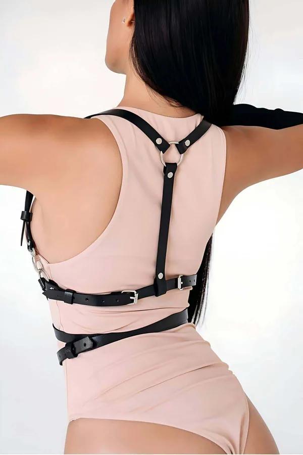 Siyah vegan deri çapraz askılı bel göğüs harness gümüş toka detayı pembe bodysuit üzerinde