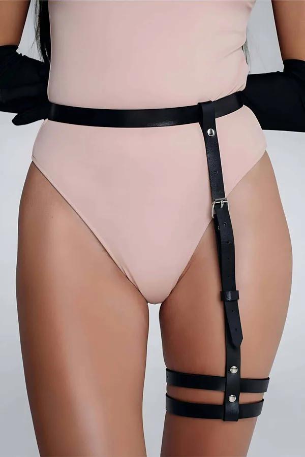 siyah vegan deri tek bacak harness bel kemeri ve çift uyluk bandı metal toka detayı