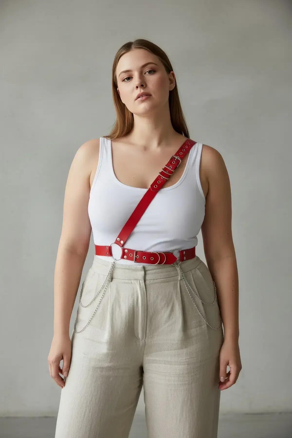 kırmızı PU deri harness kayışları gümüş metal toka yakın çekim büyük beden