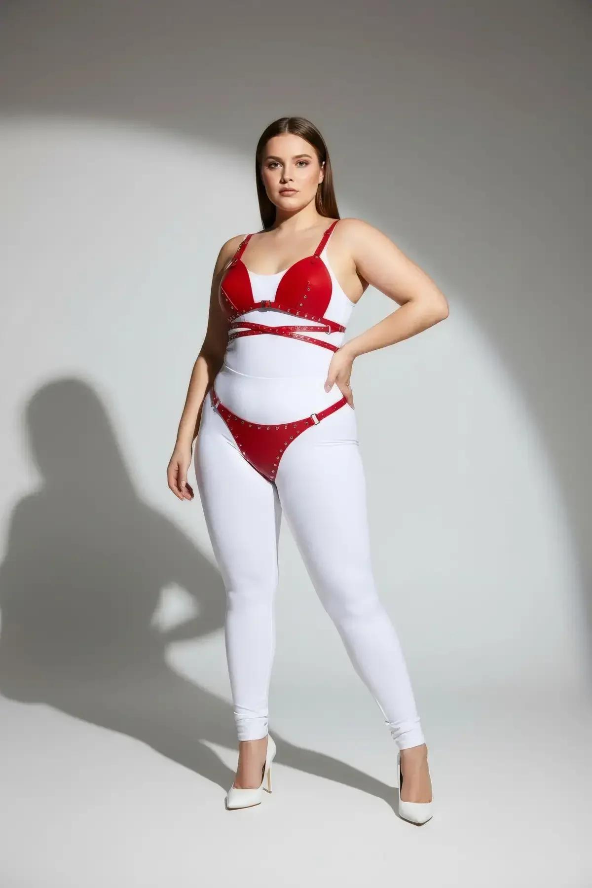 çapraz kırmızı harness bantları bel bölgesi büyük beden model üzerinde