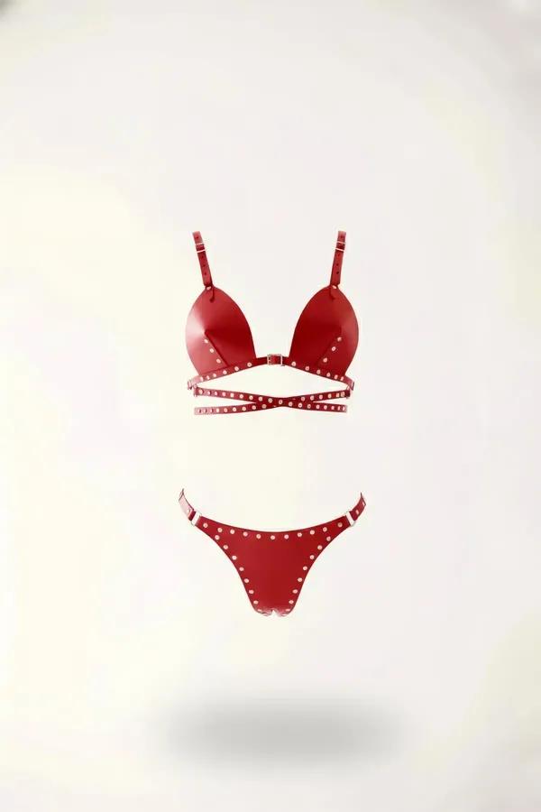 kırmızı parlak suni deri zımbalı bralet harness takım gümüş rivet detaylı çapraz bantlı set