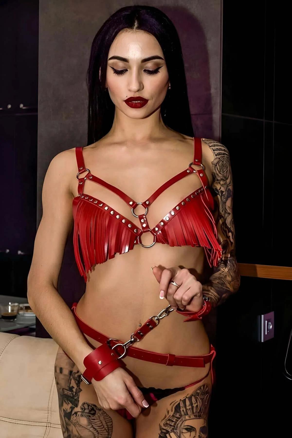 kırmızı vegan deri 3 parça harness takım tam boy manken üzerinde