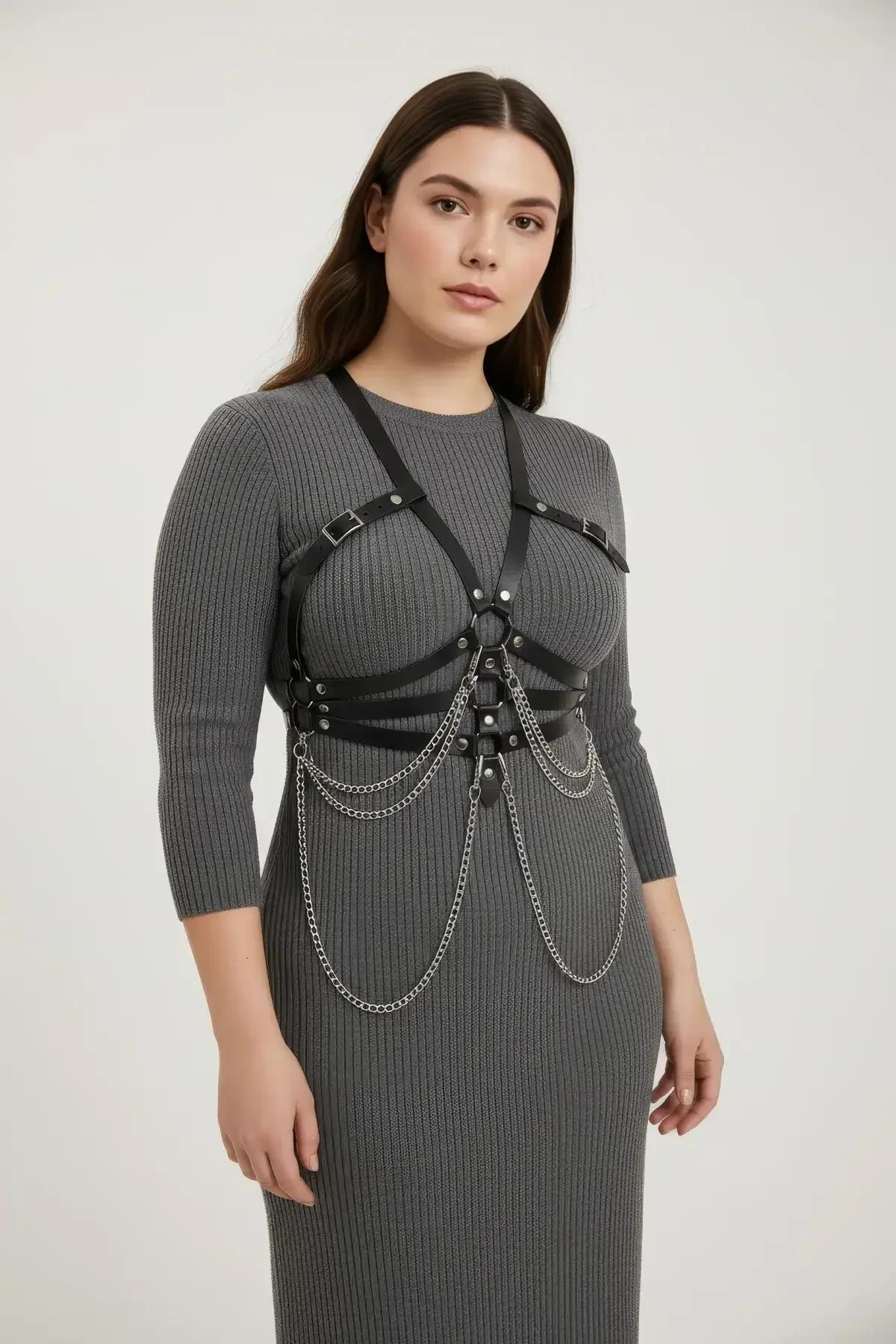 zincir detaylı siyah vücut kemeri beyaz crop top üzerinde büyük beden kombinasyon