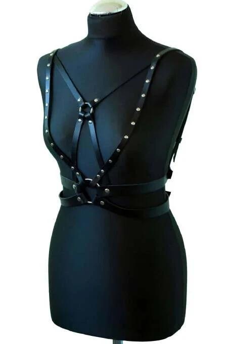 Siyah vegan deri harness merkezi O-ring yakın çekim gümüş çinko alaşım perçinler
