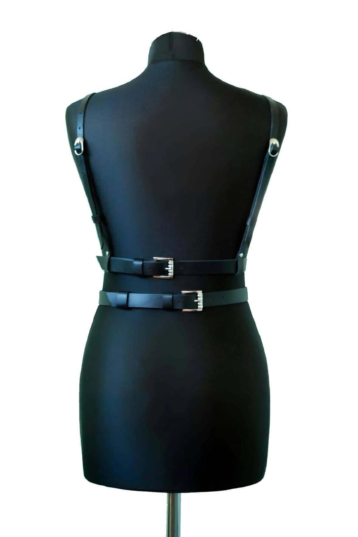 Siyah harness metal toka bant ayar mekanizması yan profil görünümü