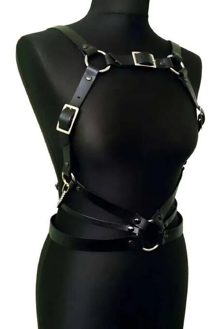 siyah PU deri omuz kayışlı göğüs harness önden görünüm gümüş toka detayı