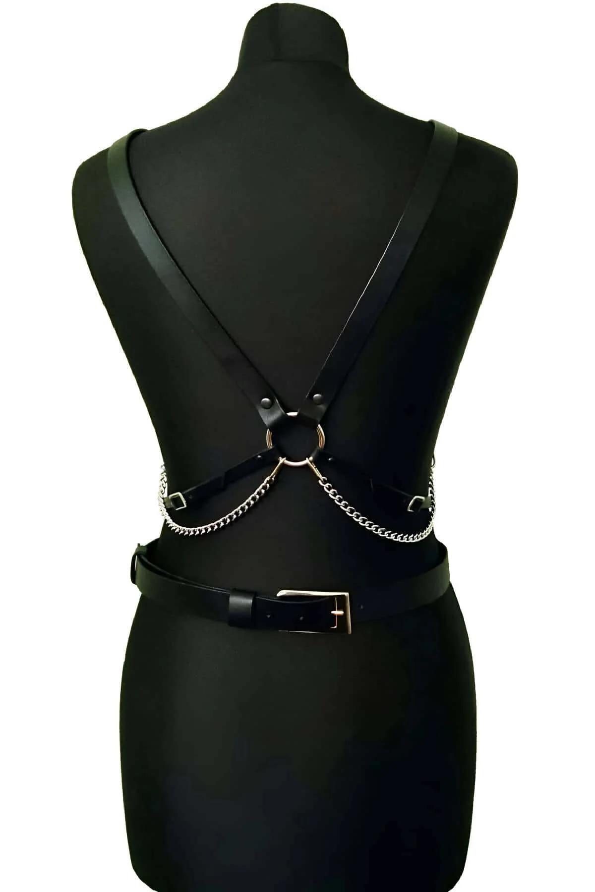 ayarlanabilir gümüş metal toka detayı siyah deri harness kayış