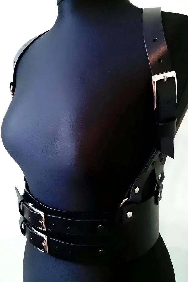 Siyah suni deri göğüs ve bel harness kemer gümüş dikdörtgen tokalı çift bel bandı önden görünüm