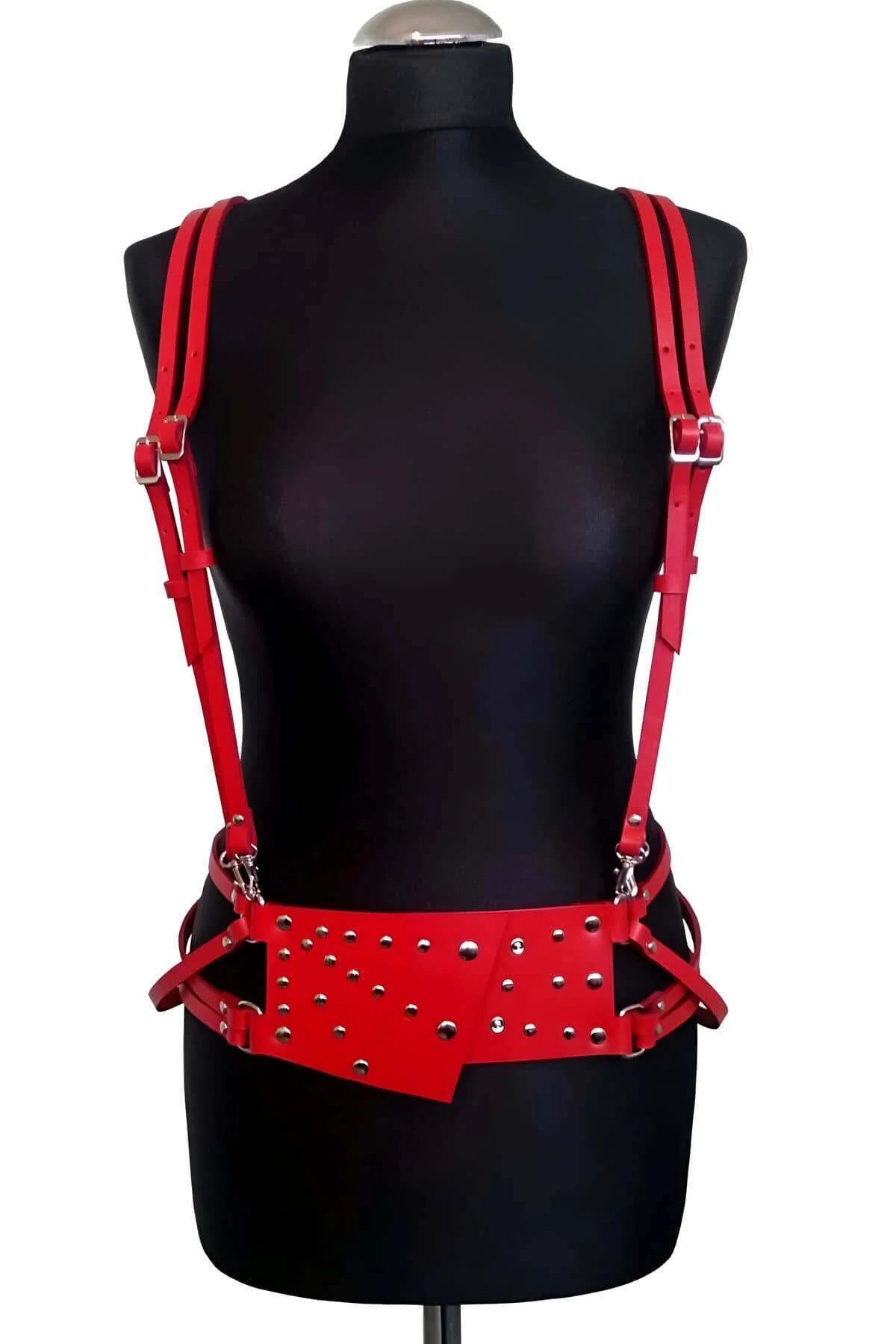 perçinli kırmızı harness ön panel asimetrik kesim yakın çekim