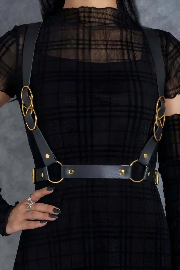 Siyah suni deri vücut kemeri altın O-halka ve rivet detaylı elbise üstü harness aksesuar
