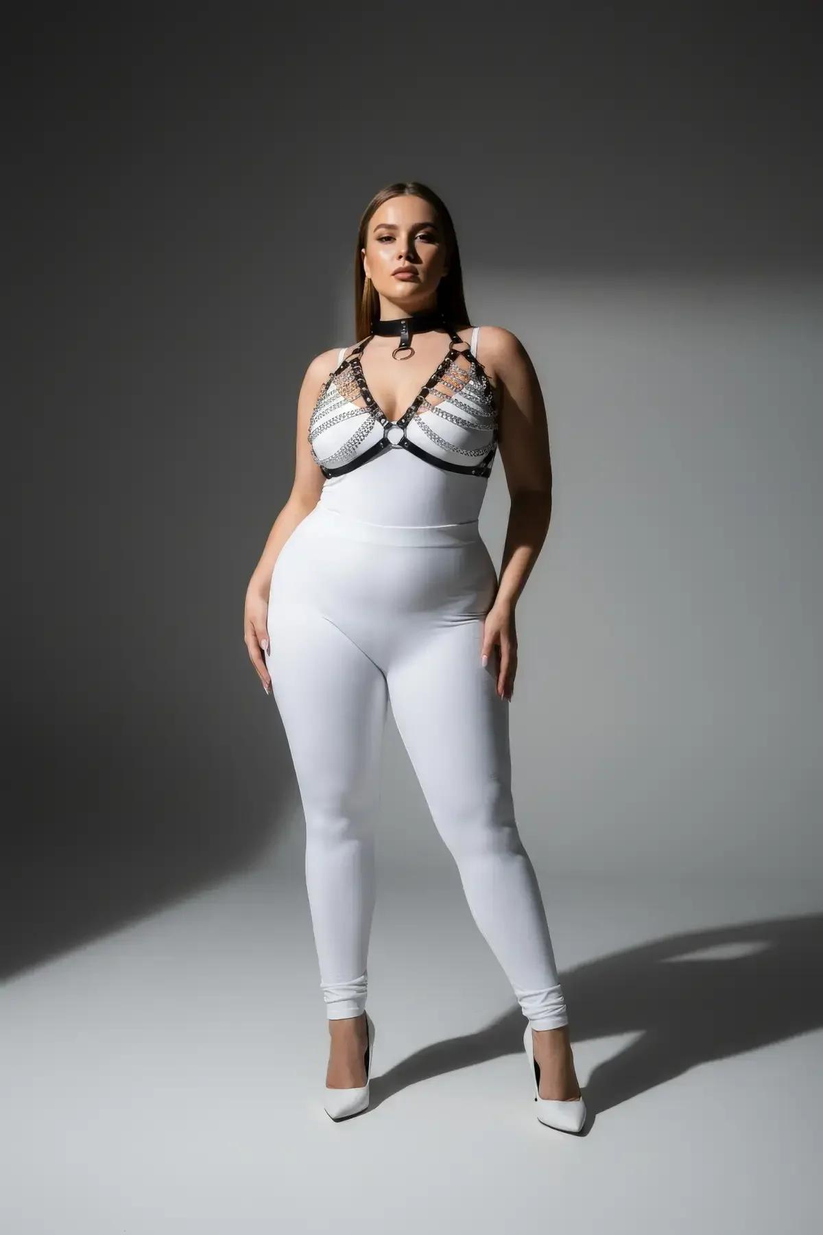 büyük beden siyah body harness beyaz tayt üstüne katmanlı kombin