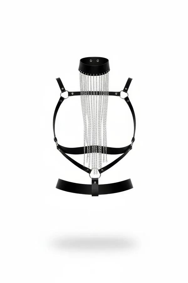 Siyah vegan deri yüksek yaka vücut harness, gümüş zincir püsküller ve O-ring detayı, beyaz fon