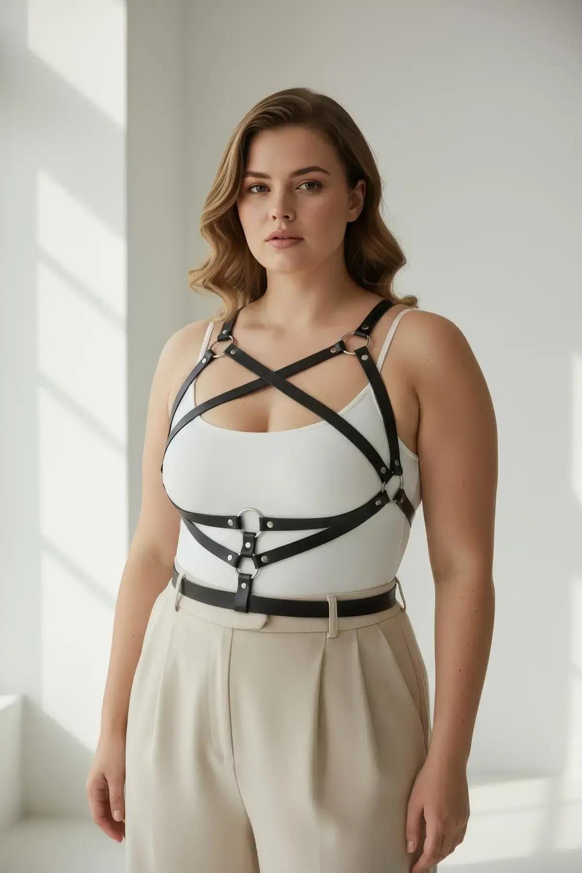 büyük beden siyah harness krem kolsuz bluz ve bej pantolon kombin yan görünüm
