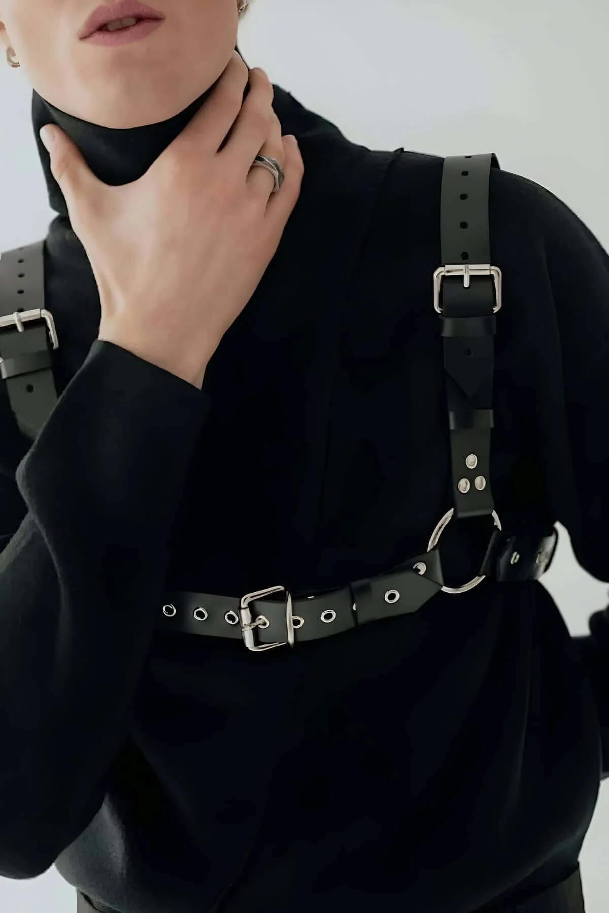 erkek harness kemer bel bandından sarkan çift sıra gümüş metal zincir yakın plan