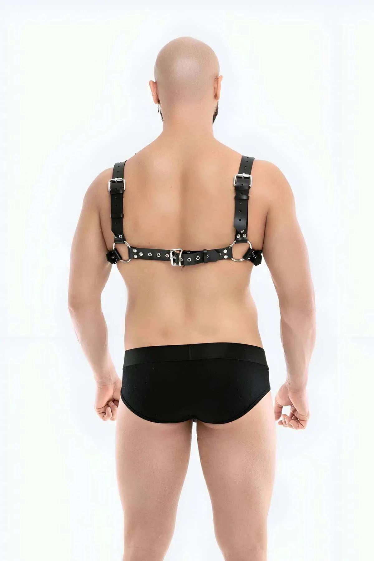 siyah vegan deri harness model üzerinde tüm göğüs bandı yapısı görünümü