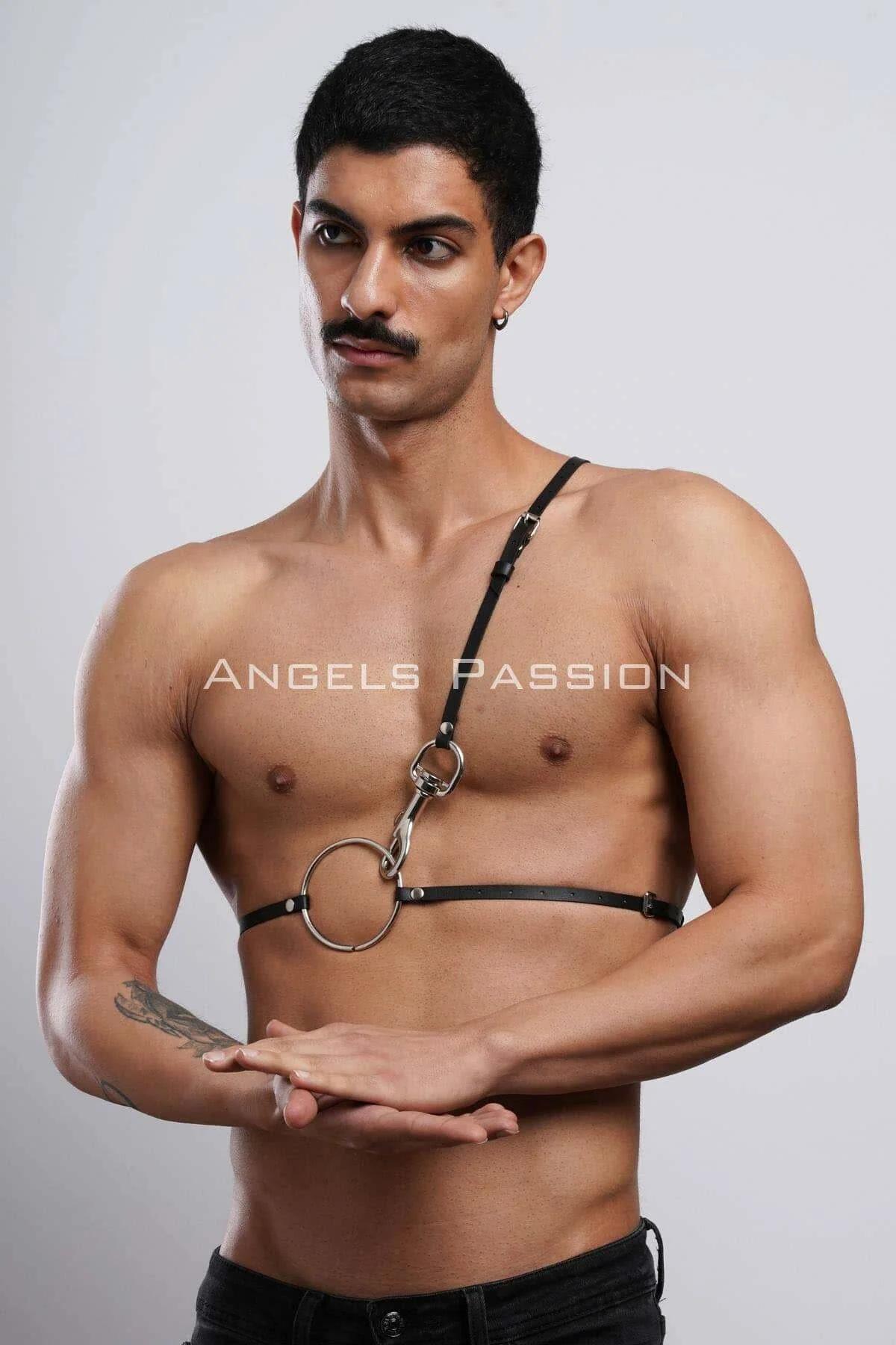 siyah omuz kayışlı erkek harness siyah denim üzerinde tam vücut görünümü