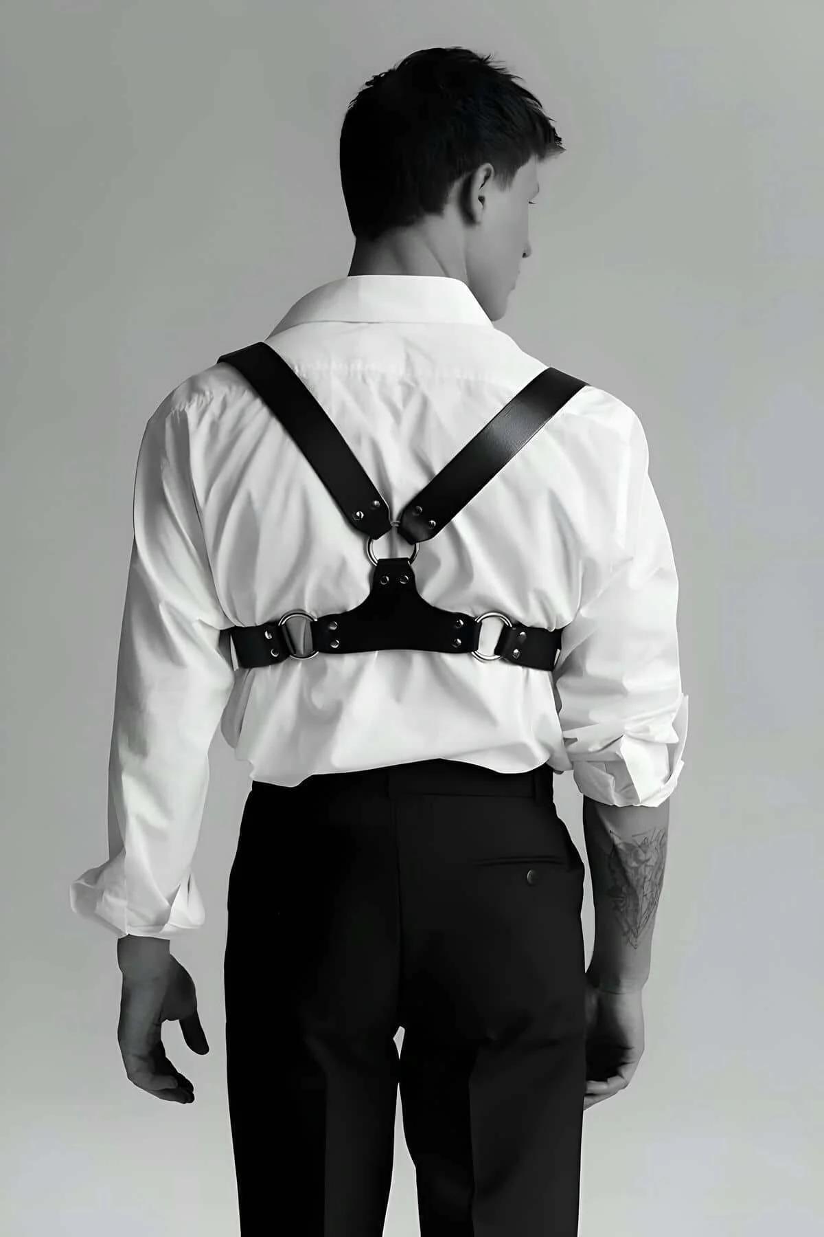 siyah PU deri omuz kayışlı erkek harness gümüş toka detayı önden görünüm