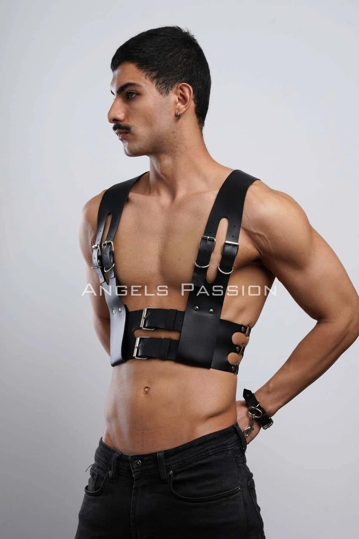 Erkek vegan deri harness seti siyah skinny pantolon üzerine tam vücut yan görünüm