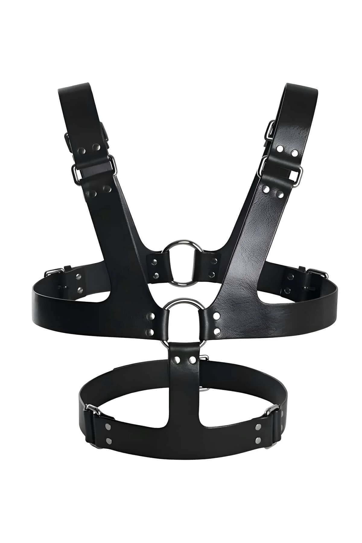 Siyah PU deri erkek harness ön görünüm, göğüs ortası altın O-ring yakın plan