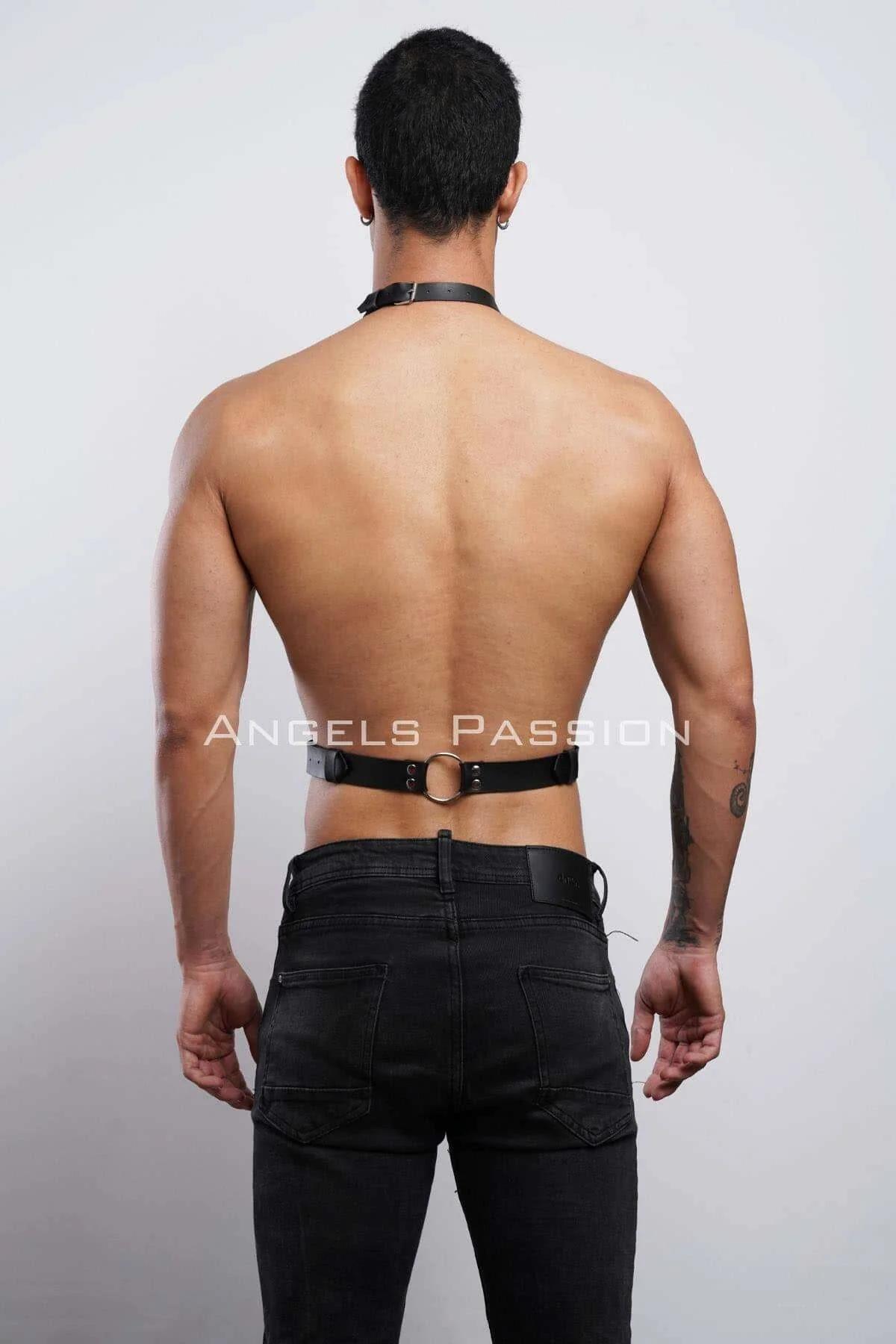 partywear erkek siyah vegan deri harness arka plan nötr tam boy görünüm