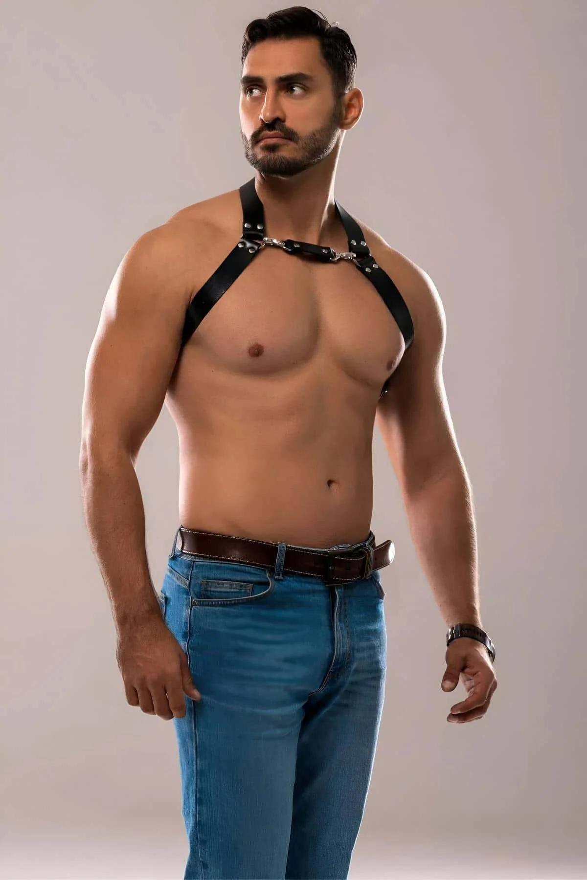 Siyah deri göğüs harness kot pantolon üzerinde erkek kombin yan görünüm