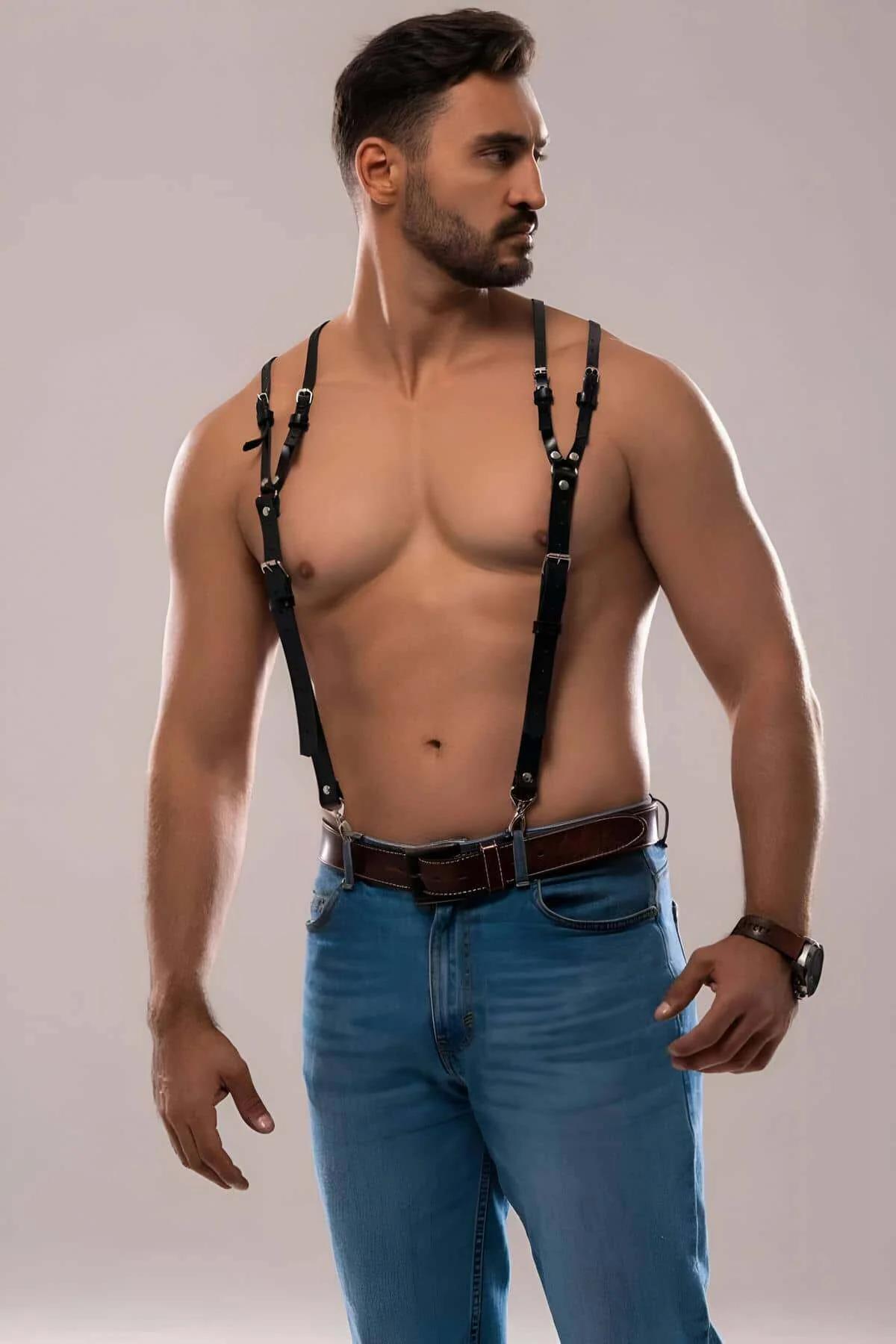 adjustable black shoulder harness with center D-ring detail and 1.5 cm wide straps