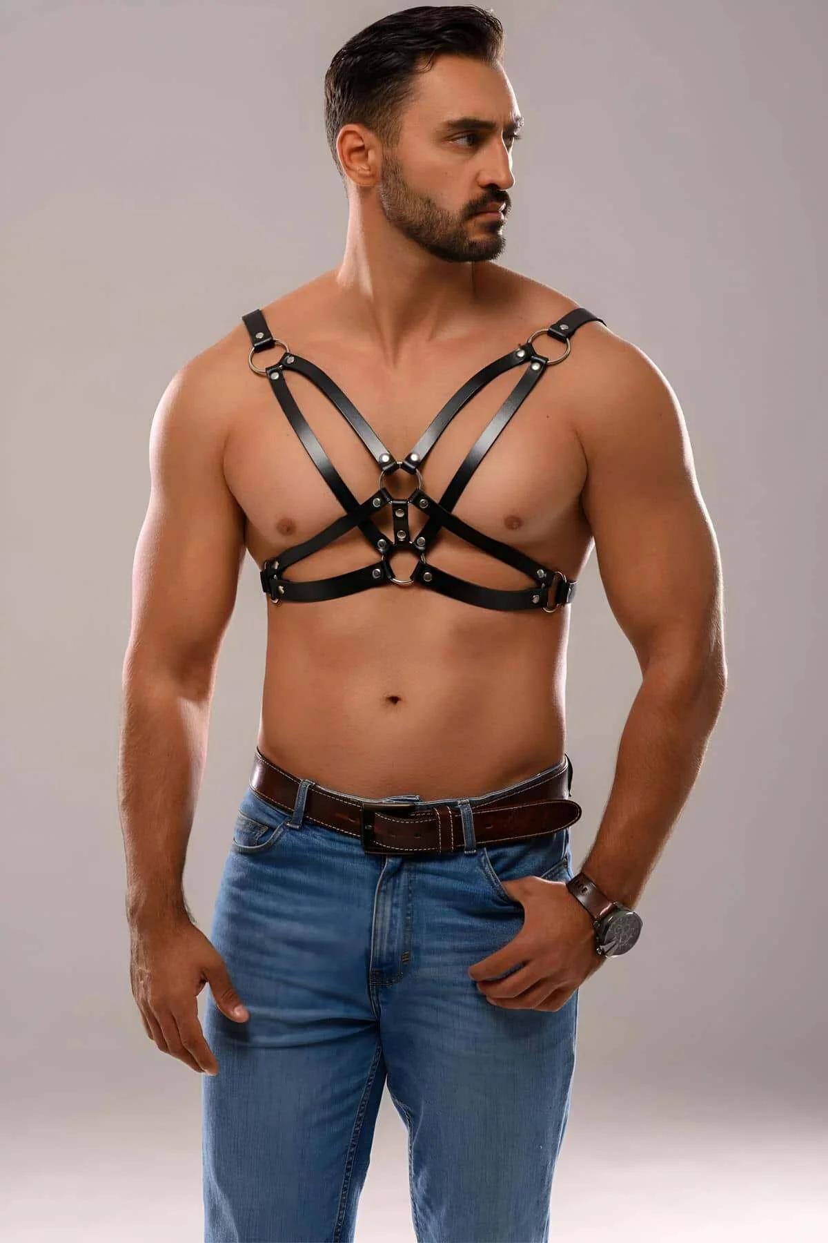 erkek fantazi harness siyah kayışlar merkezi O-ring göğüs görünümü